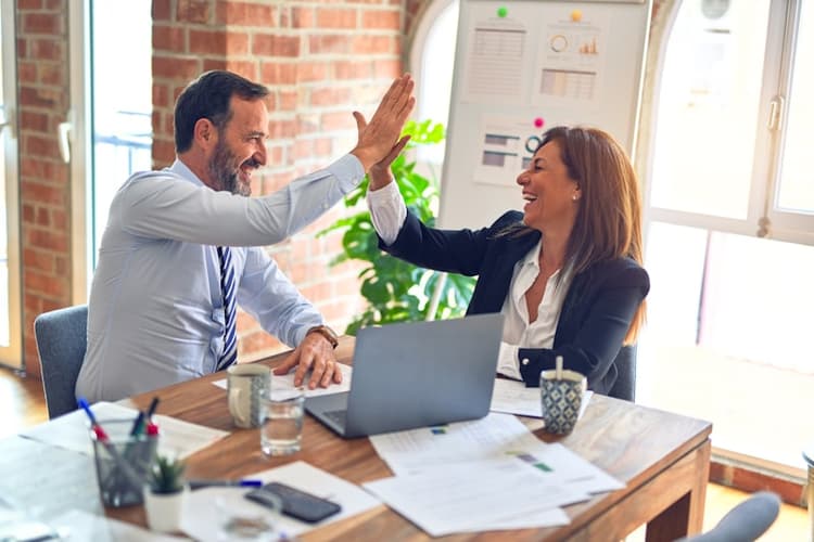Equipo de trabajo colaborando en oficinas de CREDILLAQTA